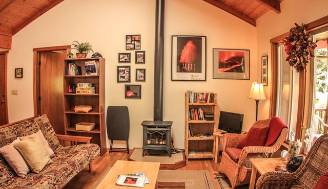 Cute, spacious rainforest cottage close to HVNP in Volcano