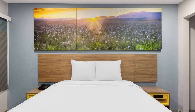Days Inn by Wyndham Bakersfield