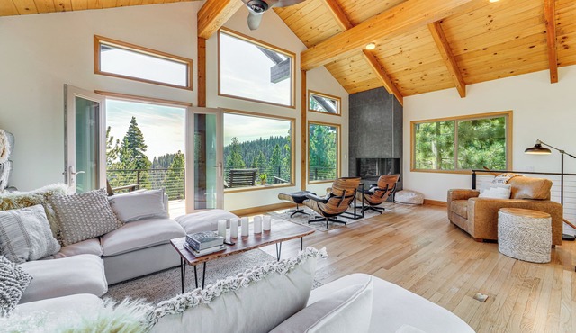 Decks + Lake Tahoe Views: Secluded Mtn Cabin!