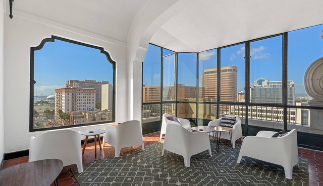 Deco Hideaway 1-Bedroom Condo w/Fitness Room, Sun Deck & WiFi, Long Beach, CA