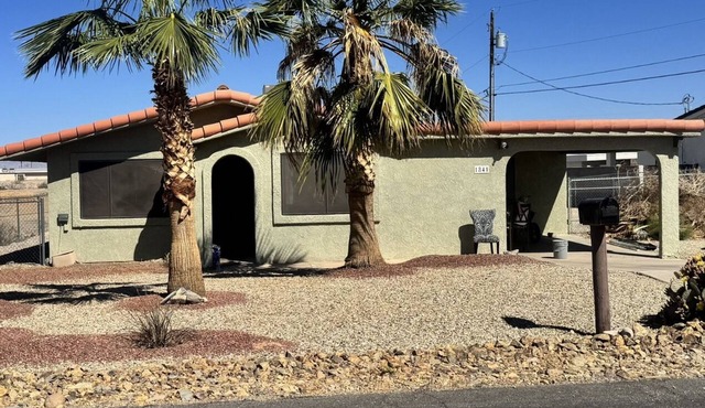 Desert Chic Havasu Home+XL Parking,Boat Rental, Fun Games & Lake View Fire Pit