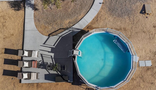 Desert escape w/hot tub, pool, fire pit & fully fenced yard — 15 min to JTNP. Perfect for dog-friendly getaways. 🌵✨