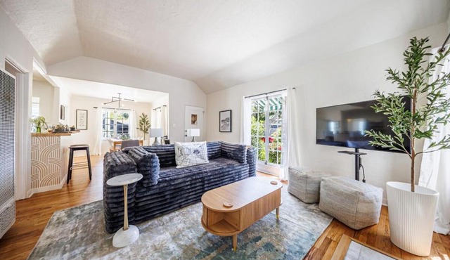 Designer 2-Bedroom Home in Culver City - 20 Mins to LAX Airport