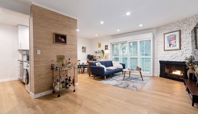 Designer Remodeled Condo w/Pool & Gym. Centrally Located. 1 Year Minimum term