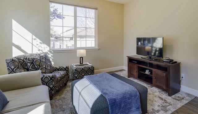 Desirable Reno Apartment: 15 Mi to Ski Slopes!