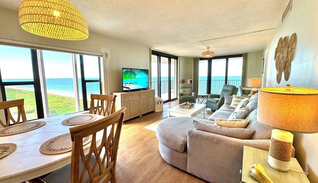 Direct oceanfront, corner balcony - amazing views ocean to river! On the beach! in Fort Pierce