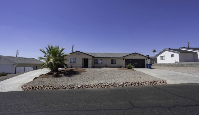 *Discounted Desert Oasis 3BR 2BA Spacious, Lots of Parking & Centrally Located