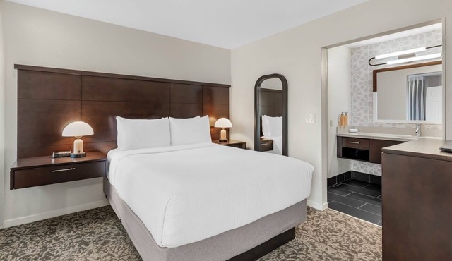 Discover Serenity w/Outdoor Fireplace, Pool & Breakfast Served Daily, 3 Units