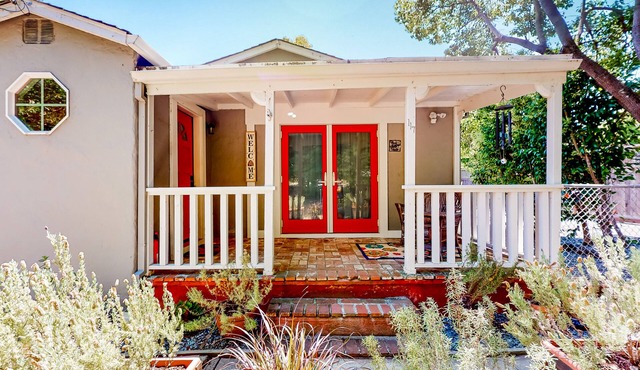 Dog-friendly cottage with porch in quiet neighborhood, close to everything