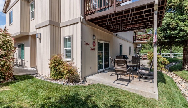 Dog-friendly home w/shared hot tub, spa, pool + WiFi, central AC