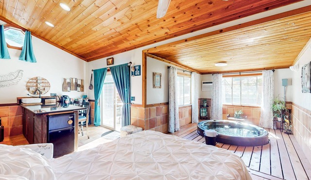 Dog-friendly private home with a hot tub, adult bikes, firepit, and partial AC