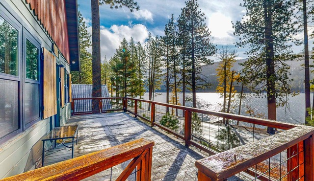 Dog-friendly waterfront cabin with lake views & access - close to slopes