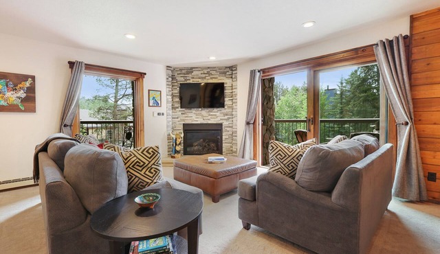 Double Eagle @Snowflake Lift - Ski in ski out- 3 Br 2 Ba - Walk To Everything! in Breckenridge