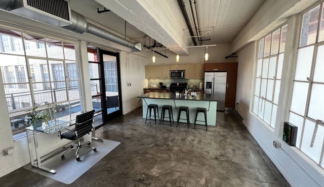 Downtown LA Loft (pool+jacuzzi+garage+gym)