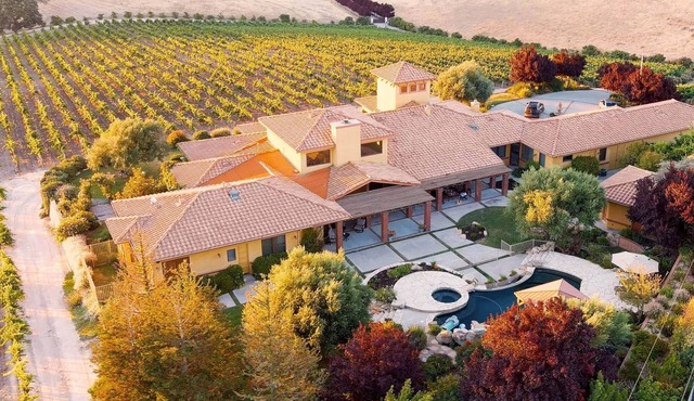 Dresser Winery Estate Villa - Pool, Hot Tub, Sauna on a Vineyard! 10 min to town