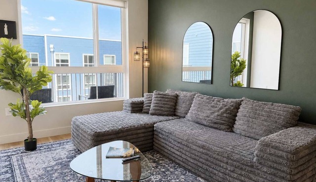 Elegant Apartment 10 Min to Disneyland | Pool & Gym