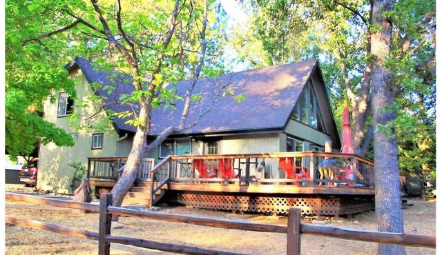 Elegant cabin w/WiFi, Central AC and Heating, Lovely Deck and Large Yard