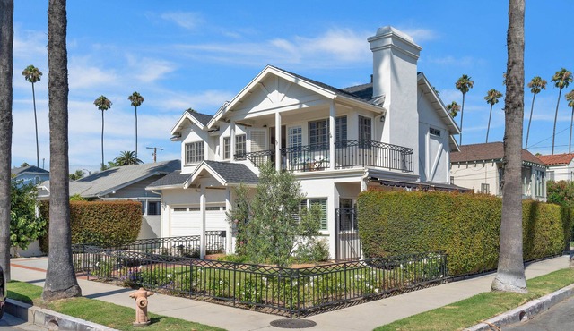 Elegant Long Beach retreat with private patio & grill - near beach & bike path