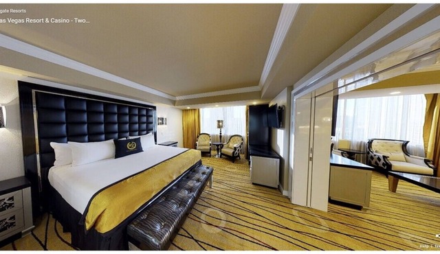 Enchanting 2-bedroom spacious villa -walkin bath, Kingbed memorable in Las Vegas