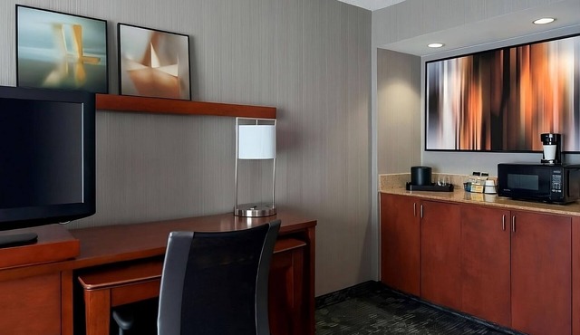 Enjoy a Hassle-Free Stay! Outdoor Pool, Free Parking, Near Redondo Beach