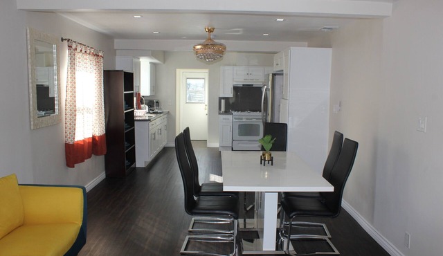 Entire 3 Bedroom Home with Golf Putting & hot spa