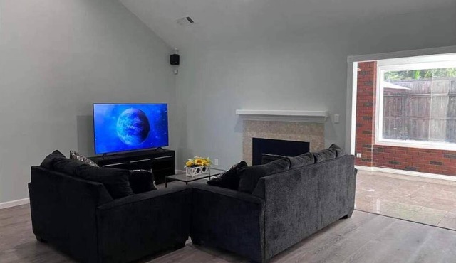 Entire 3 BR & 2 BA house for business and family