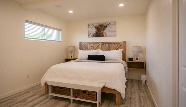 Escape to Alta Vista Retreat, a peaceful mountain getaway offering stunning views and a relaxing hot tub. Enjoy a private, comfortable stay surrounded by nature, with plenty of space to unwind and reconnect. in Eagle Point
