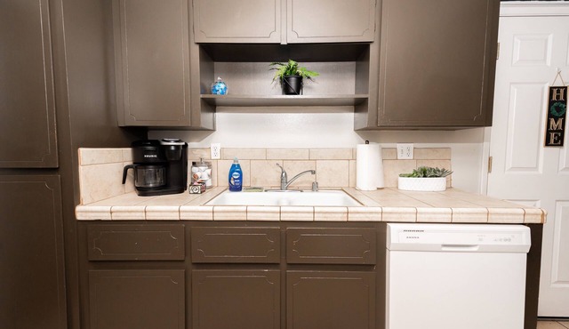 Excellent Home near Shopping and Restaurants