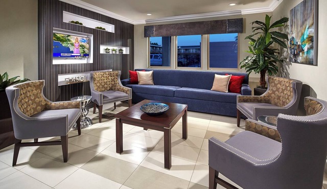 Exclusive Disney Getaway! Steps from Downtown Disney & Theme Parks, Pool