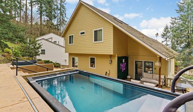 Exclusive Pool, Spa, Game Room, and Scenic Views in Eugene