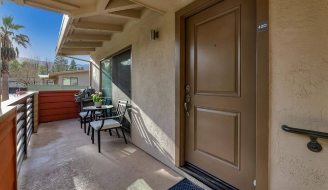 Executive Apartment in Quaint Bay Area Village