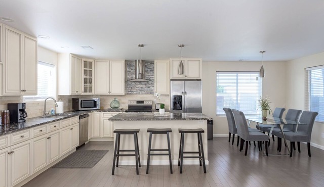 EXPLORE CO-Perfect for fams/groups. Close to DIA. in Commerce City