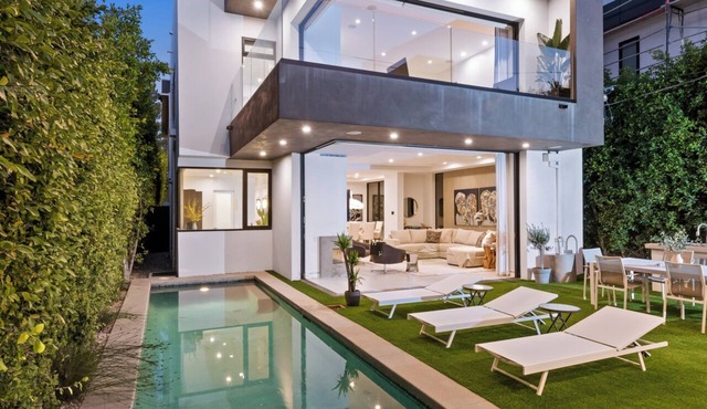 Exquisite Modern Luxury Villa, Rooftop Deck, Pool