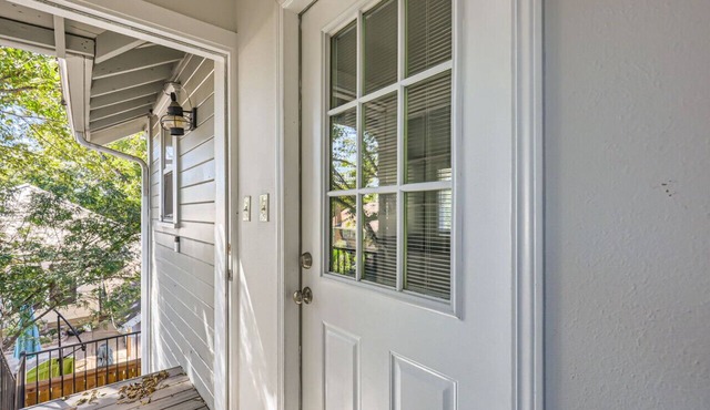 Fabulous Chic Studio on Main St. Walk to Downtown! in Georgetown