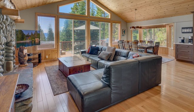 Fabulous Home with Hot Tub, Pool Table - Treetop Lodge - TLUXP