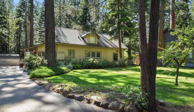 Fairway Vacation Rental Cabin - Walk to Lake, On Golf Course