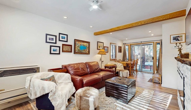 Family-Friendly Cabin with Spa, Two Decks, Fenced Yard and Play Structure