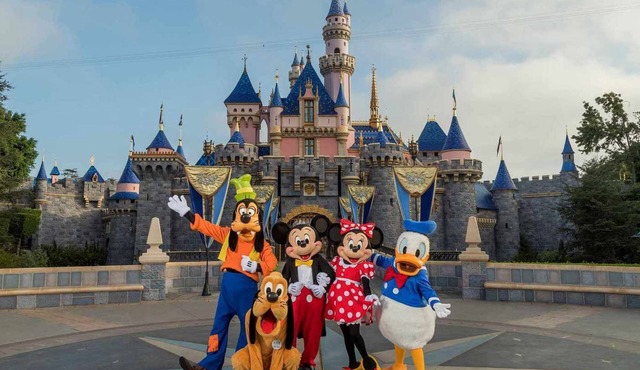 Family-Friendly 2BR Anaheim Retreat w/Twin Beds Near Disneyland Magic! - 1
