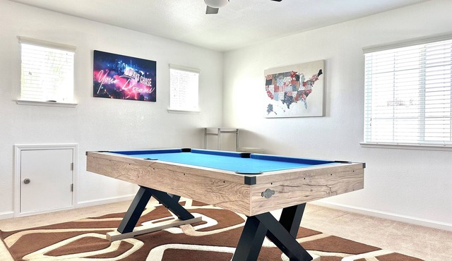 Family Friendly 4-bedroom house with WiFi, and pool room