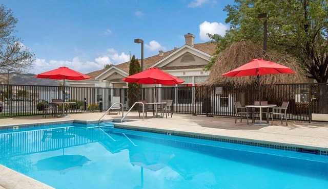 Family-friendly Accommodation! w/Fully-equipped Kitchen and FREE Breakfast!