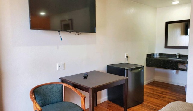 Family-Friendly Room Near Oakland Coliseum – Explore Local Fun!