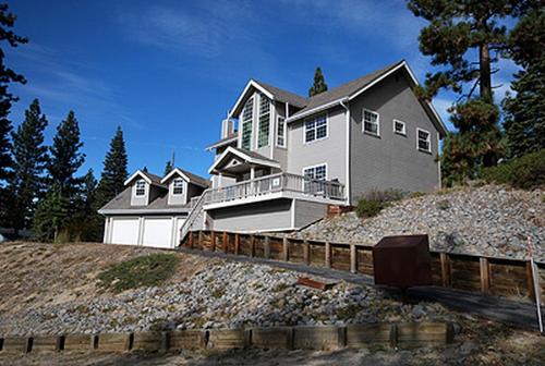 Family-Friendly Cottage with Mountain Views near Heavenly Ski Resort in South Lake Tahoe, California