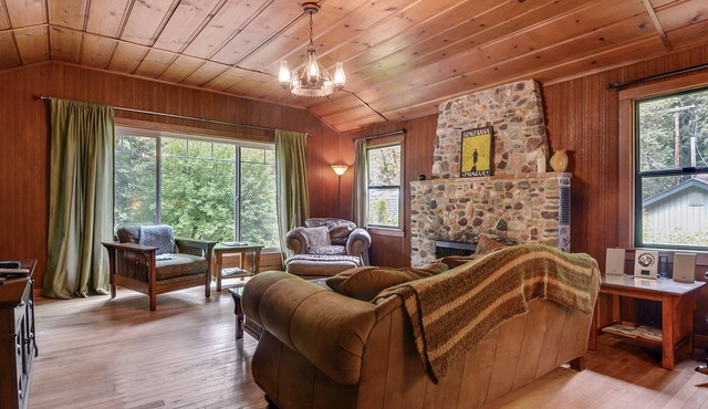 Family Retreat, Creek, Spa, Dog Friendly! Fall, Winter and Spring Special!
