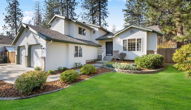 Family Retreat | Treehouse + Game Room | Near Silverwood in Post Falls