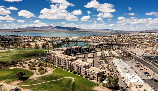 Family size Condo steps away from the London Bridge, Golf Course and Rotary Park
