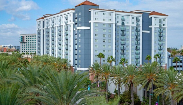Family sized 2 BR, 2 bath, 6 guest resort condo 5 minutes to Disneyland
