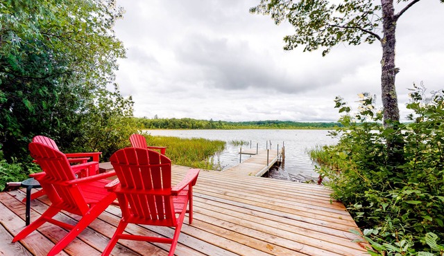 Fantastic Lakefront Cabin W/Free WiFi, Three Kayaks, Private Dock, & Firepit in Winthrop
