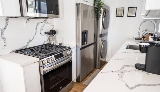 FIFA World Cup: BRAND-NEW INTERIOR 2BR APARTMENT COMPLETED RENOVATED/REMODELED IN 2022 with LARGE PRIVATE FENCED PATIO and PARKING (p59)