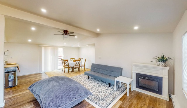 Five-Acreage Retreat - Mountain Views & Fireplace