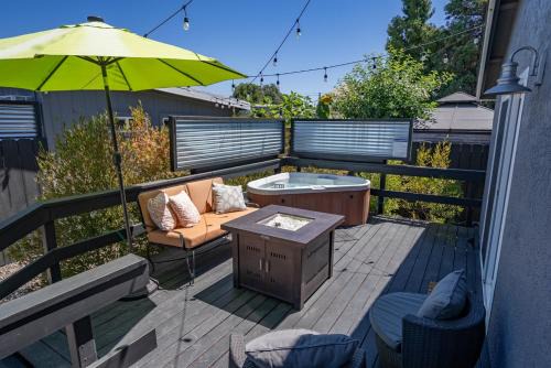 Forest & Vine Hot tub, Fire pit and sleeps 10